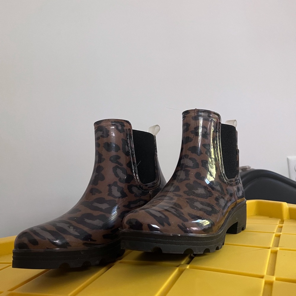 Cheetah print rubber rain boots